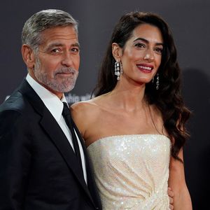 Seltener Ausflug: George und Amal Clooney halten Händchen