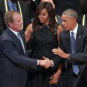 Das Internet lacht: Michelle Obama knuddelt George W. Bush!