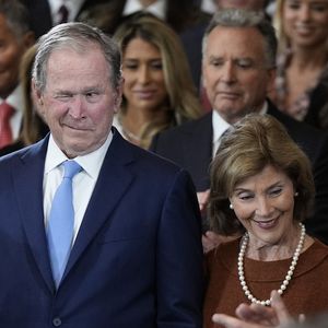 George W. Bush machte während Trumps Amtseinführung Faxen