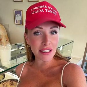 Im sexy Badeanzug: Georgina Fleur posiert mit MAGA-Cap