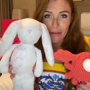 Luxus-Strampler und Co.: Georgina zeigt Babyparty-Geschenke