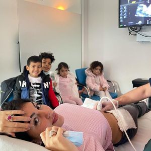 Kids sehen zu: Cristiano Ronaldos Georgina macht Ultraschall