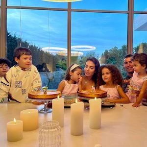 Das ist über die fünf Kinder von Cristiano Ronaldo bekannt