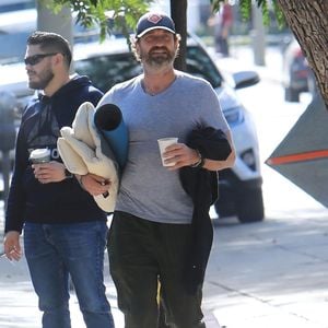 Grinsen weg: Gerard Butler kriegt nach Yoga-Stunde Knöllchen