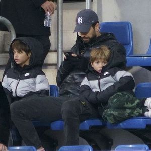 Gerard Piqué lässt mit Söhnen Seele bei Fußballspiel baumeln