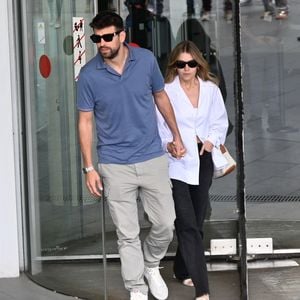Gerard Piqué und Clara verlassen händchenhaltend das Gericht