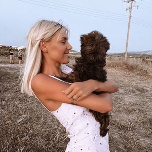 "Babylove": Gerda Lewis hat einen kleinen Hund adoptiert