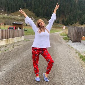 Herrlich normal: Gerda Lewis posiert lässig im Schlafanzug!