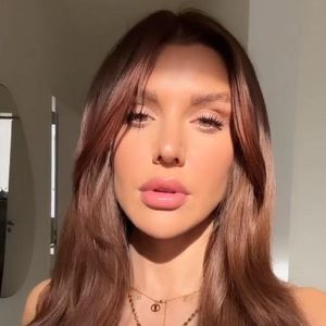 Voll im Trend: Gerda Lewis trägt ihre Haare im Kupfer-Look