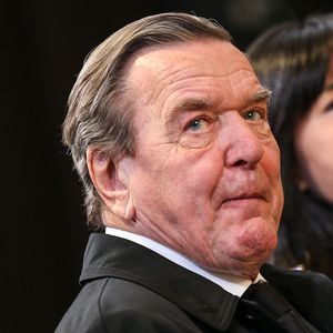 Gerhard Schröder gibt Manfred Stolpe (†) letztes Geleit