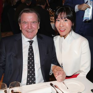 Alt-Kanzler Schröder so verliebt mit Gattin Soyeon in Berlin