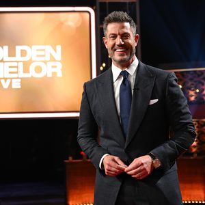 Kind kommt: Jesse Palmer eilt von "Golden Bachelor"-Hochzeit