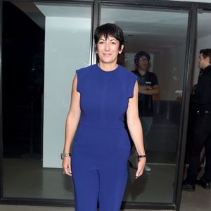 Ghislaine Maxwell schläft im Knast mit Socke auf dem Gesicht