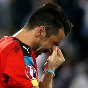 Super cool, Gigi Buffon! Barfuß-Kick mit Dorfkids im Urlaub