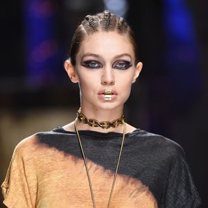 Kontrovers: Gigi Hadid erntet Kritik für ihr Kopftuch-Cover