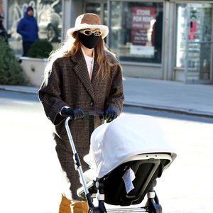 Stylishe Mama! Gigi Hadid spaziert mit ihrem Baby durch NY
