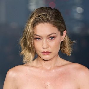 Wegen Bradley? Gigi Hadid hängt ganz gebannt an ihrem Handy