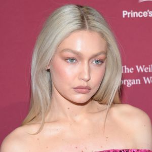 Lässige Mama: Gigi Hadid in Crop-Top und Mom-Jeans unterwegs