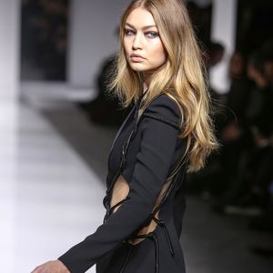 Klatsch! Gigi Hadid bekommt Zuckerwatte ins Gesicht
