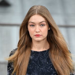 Chanel-Show: Gigi Hadid bugsiert Flitzerin vom Catwalk