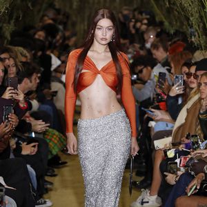 Auf Paris Fashion Week: Mama Gigi Hadid mit Mega-Sixpack