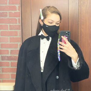 Fans rätseln: Gigi Hadid postet mysteriöses Smoking-Selfie