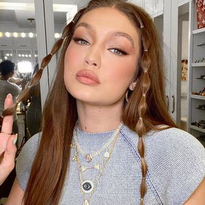 Gigi Hadid verzückt ihre Fans mit süßem 90er-Jahre-Look