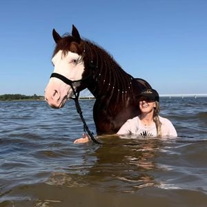 Neu-Mama Gina Schumacher teilt abenteuerliche Urlaubsfotos