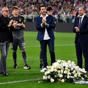 Blumen und Trikots: Juventus Turin ehrt Alex Manninger (†49)