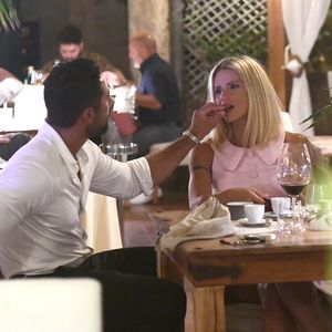 Giovanni Angiolini füttert Michelle Hunziker beim Dinner