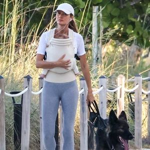 Helle Haare: So süß geht Gisele Bündchen mit Baby spazieren