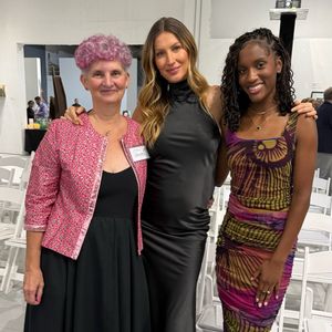 Schwangere Gisele Bündchen zeigt ihren Babybauch bei Event