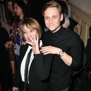 Matthias Schweighöfer: FKK-Albtraum mit Mama Gitta