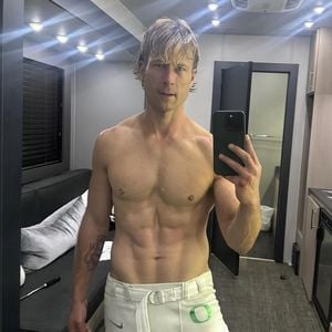 Wow: Glen Powell stellt sein steinhartes Sixpack zur Schau