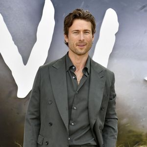 Fake-Nase und Perücke: Glen Powell ist kaum wiederzuerkennen