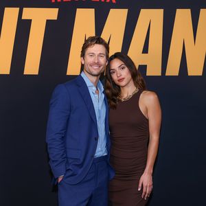 Glen Powell und Adria Arjona hatten Badewannen-Unfall am Set