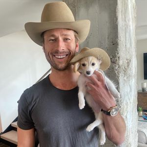 Glen Powell adoptiert süßen Welpen und hilft Tierrettung!