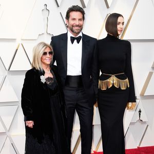 Mit Mama & Irina: Bradley Cooper rockte den Oscar-Teppich!