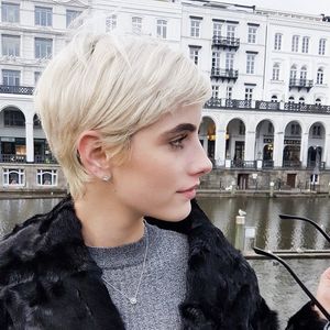 Geht’s noch? GNTM-Jasmin wirft 10.000-Euro-Outfit auf Boden