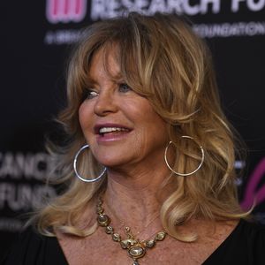 Goldie Hawn amüsiert ihre Fans mit lustigem Vino-Workout