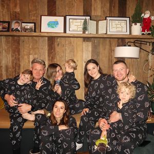 Gordon Ramsay und seine Familie glänzen in Weihnachtspyjamas