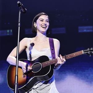 Geheime Dreharbeiten: Gracie Abrams singt an brennendem Set