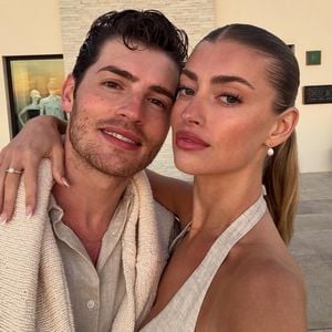 Ein Jahr Liebe: Gregg Sulkin schreibt Botschaft an Freundin