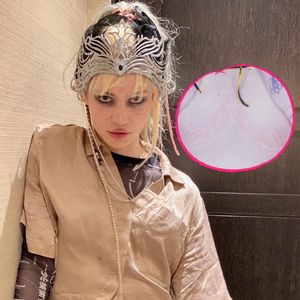 Wie ein Alien: Grimes arbeitet an Ganzkörper-Tattoo weiter