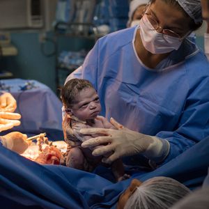 Mürrisches Mini-Mädchen: "Grumpy Baby" wird zum Netz-Hit!