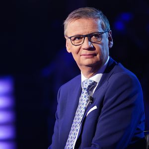 Herr Jauch legt bei "Wer wird Millionär?"-Kandidatin Hand an