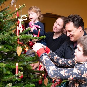 Guido Maria Kretschmer schmückt Weihnachtsbaum im Hospiz