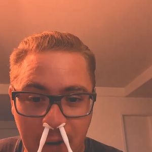 Autsch! Tokio-Hotel-Gustav lässt sich Nasenhaare rausreißen