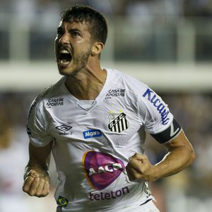 Blutige Hose: Profikicker Gustavo Henrique an Hoden verletzt