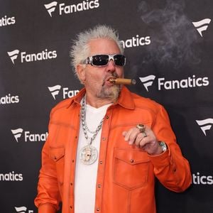 TV-Koch Guy Fieri zeigt sich nach Muskelriss beim Super Bowl